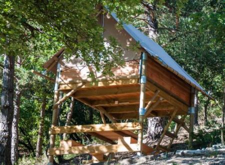 TENTES PERCHEES SUR PILOTIS 