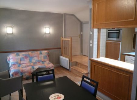 APPARTEMENT DANS MAISON ETAGE 