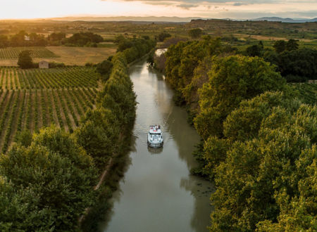 Le Canal du Midi à travers les vignes de l'Hérault 