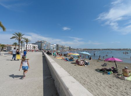 Tous à vélo au bord de l’eau au Grau du Roi Port Camargue 
