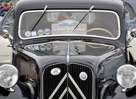 Les Belles du dimanche (rassemblement de voitures anciennes) 