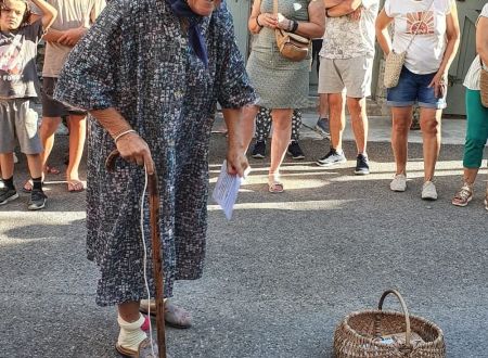 Drôle de visite à Aiguèze 