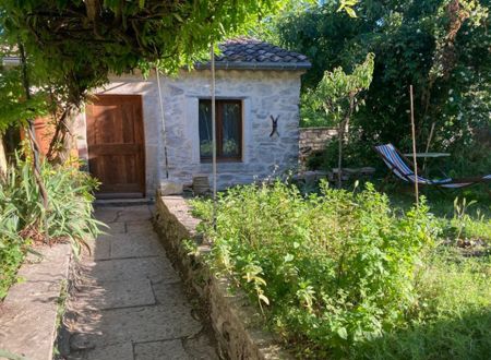 Mazet en famille dans le jardin 