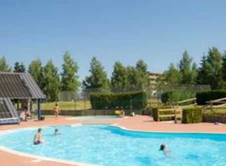 outdoor swimming pool at Bonascre Ax 3 Domaines resort 