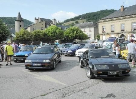 Montée de véhicules historiques à Saint Geniez d'Olt 