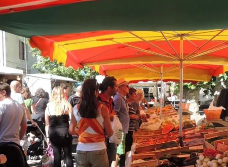 Marché du jeudi matin à Sévérac-le-Château 