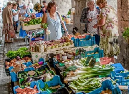 Petit marché de Villefranche, le samedi matin 