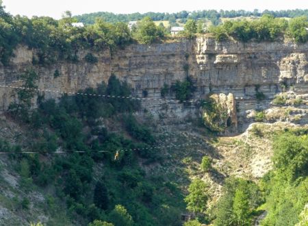 Tyrolienne au-dessus du canyon de Bozouls 