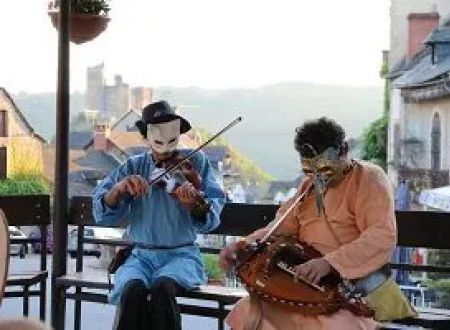 Visite nocturne de Najac accompagnée de musiciens 