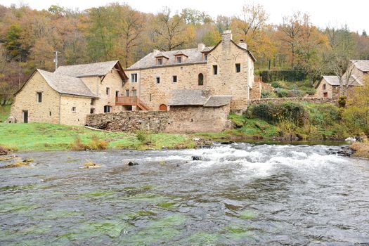 L'Aveyron à Ayssens (lâchers de truites)