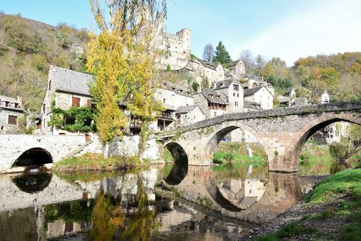 L'Aveyron à Belcastel (lâchers de truites)