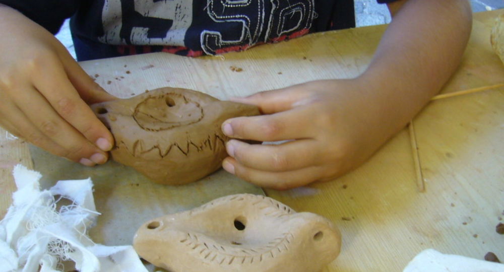 Fabrication de lampe à huile romaine au Mas des Tourelles_Beaucaire