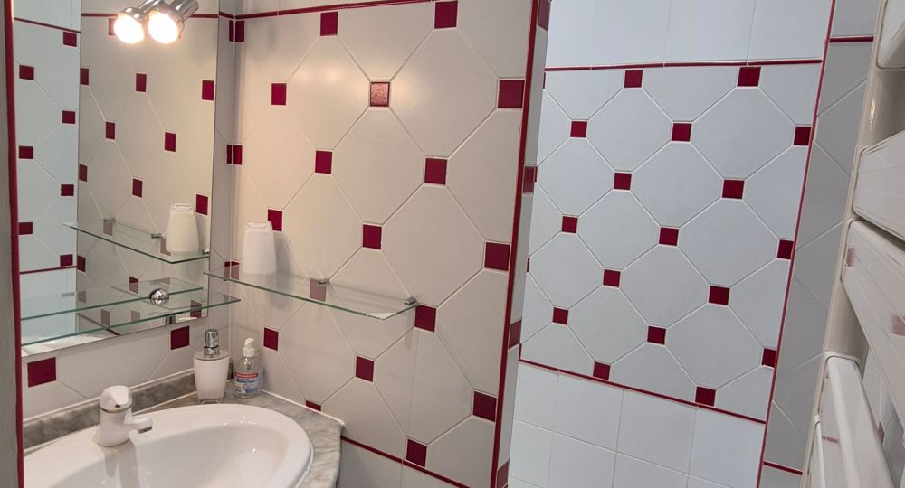 Salle d'eau chambre rouge