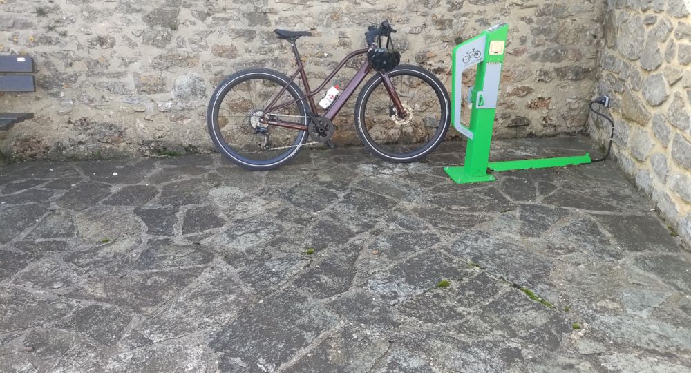 Borne de recharge de vélo électrique de Revens_Revens