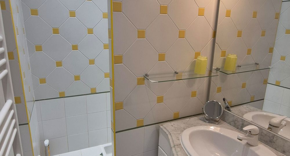 Salle d'eau chambre jaune