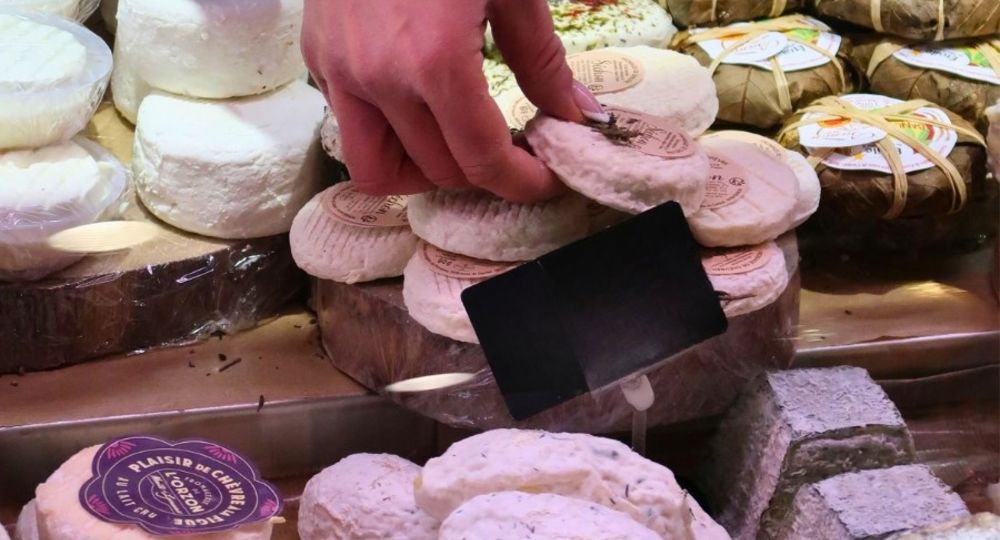 Vitrine du rayon fromagerie