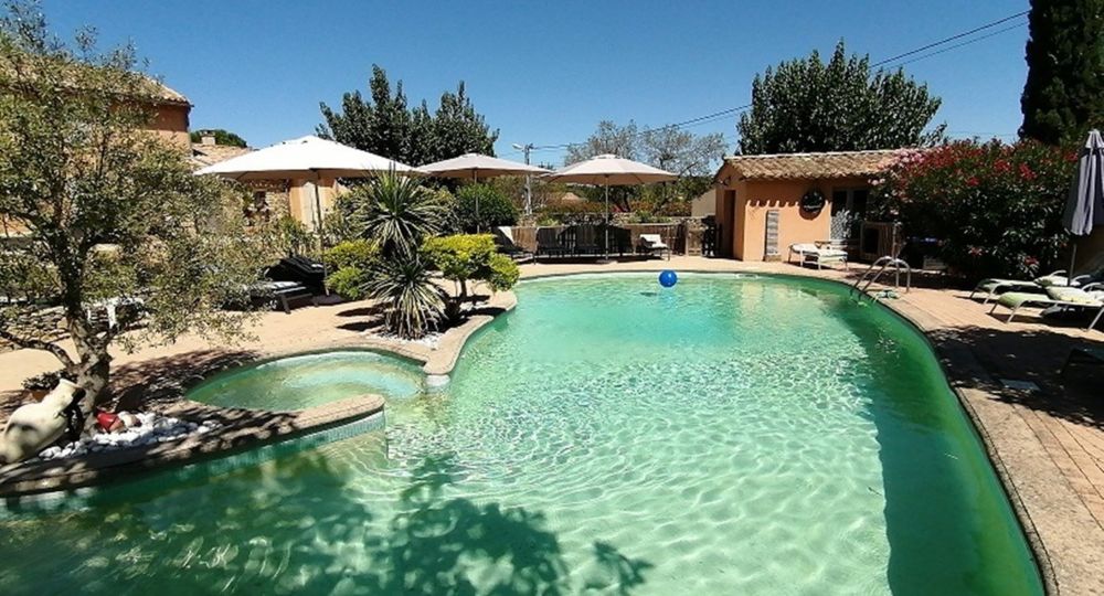 Vue piscine et gîtes Mas du Vinigre