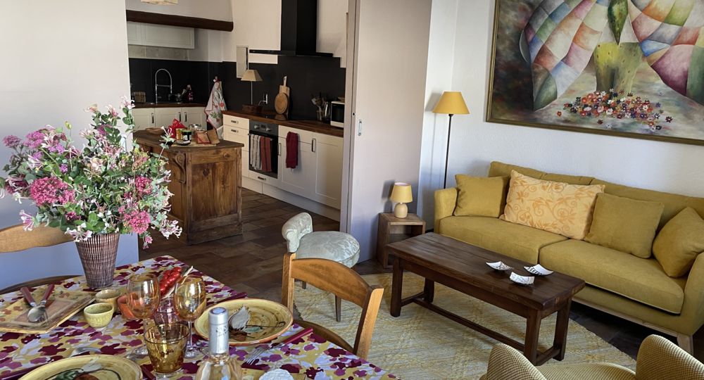 Vue d'ensemble salon espace repas