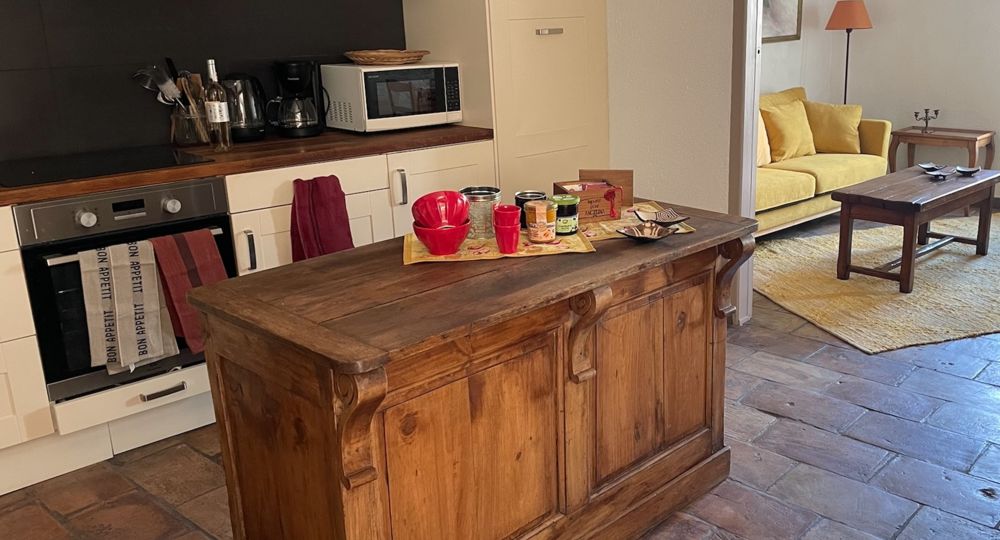 La cuisine ouverte sur le salon