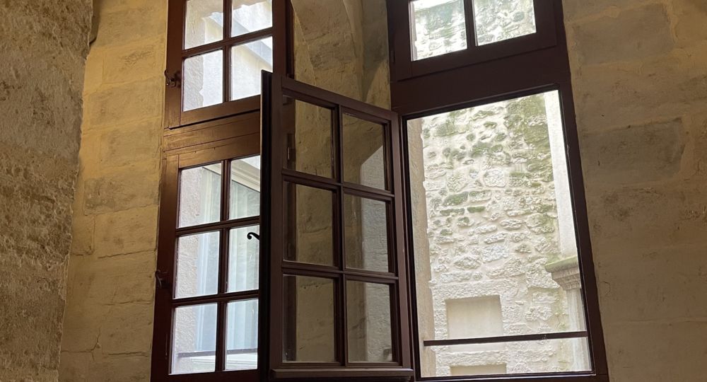 L'escalier et ses fenêtres à meneaux
