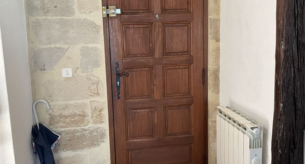 Porte d'entrée à l'intéreur de l'appatement