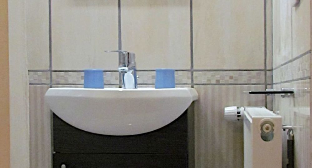 Le lavabo du coin toilette à l'étage