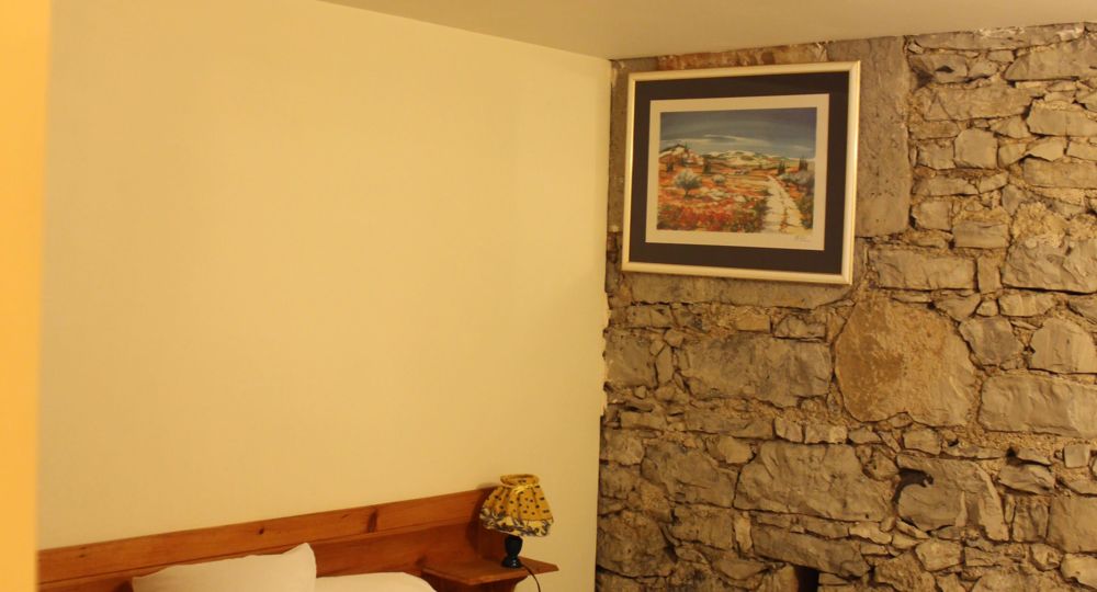 Chambre 1 lits séparables Mur en pierre