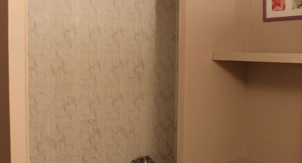 Salle de bian avec baignoire