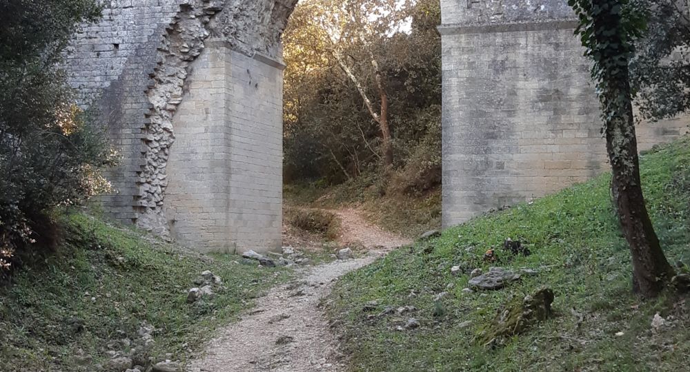Avril en Balade - L'aqueduc romain dans les bois à l'aval du Pont du Gard