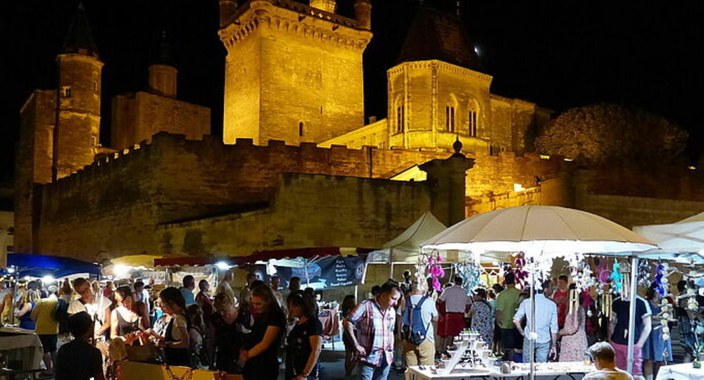 Marché nocturne à Uzès