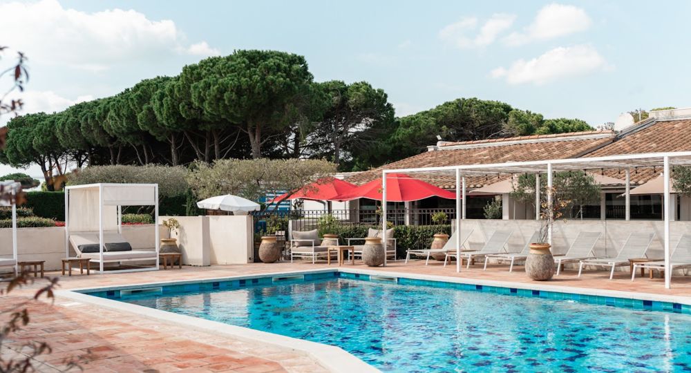 Grande piscine extérieure