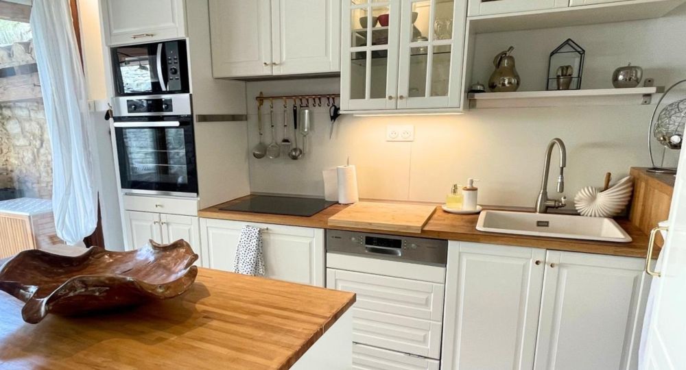 Salle de bain avec douche, WC et espace laverie