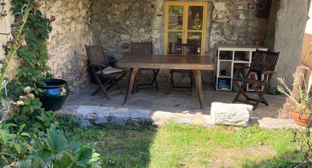 Mazet en famille dans le jardin_Saint-Hippolyte-du-Fort
