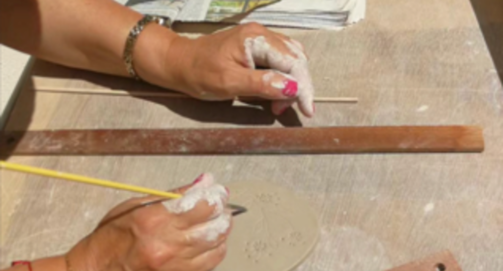 Atelier céramique : création d'un petit monstre_Villeneuve-lez-Avignon