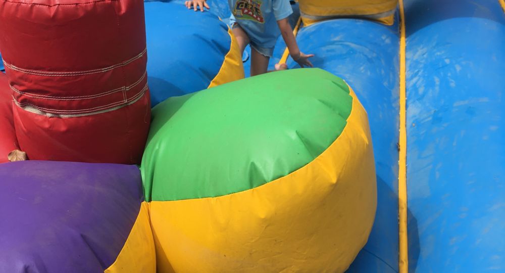 Structure gonflable avec enfant