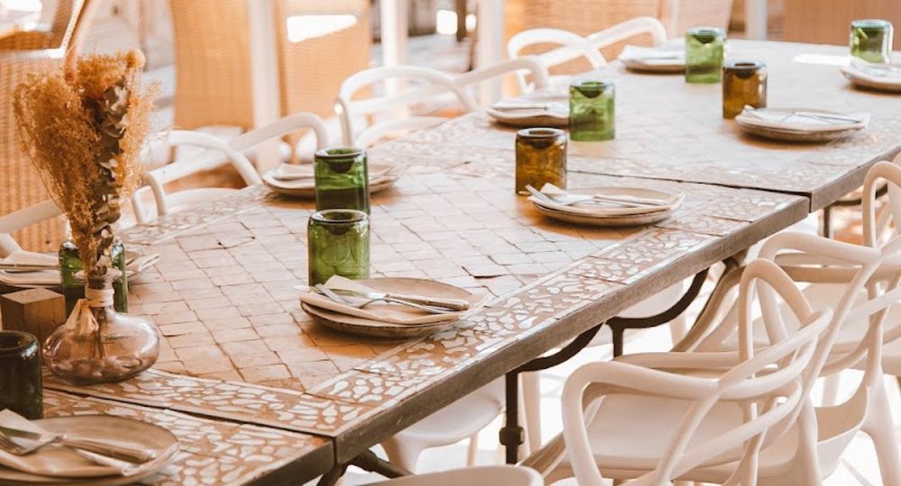 Grande table au restaurant