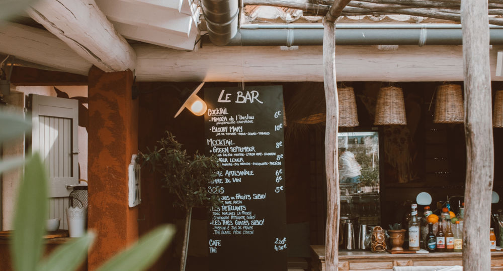 Bar extérieur au restaurant