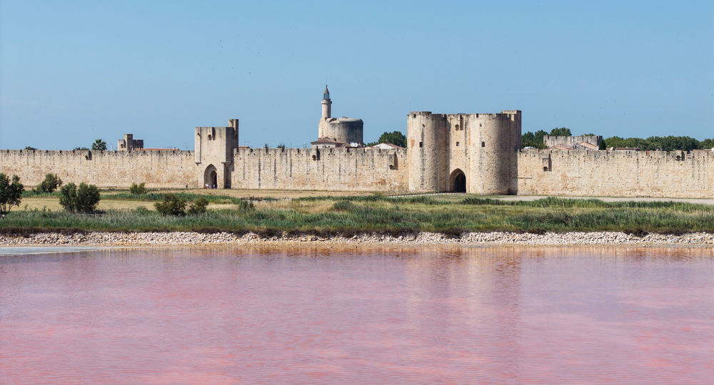 Tours et remparts depuis les salins