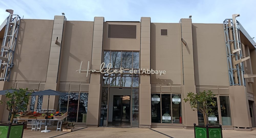 Place de l'Abbaye d'Alès_Alès