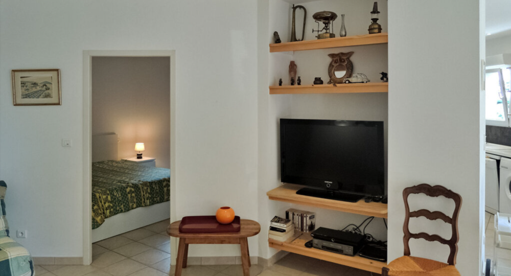 Salon vers chambre et télé