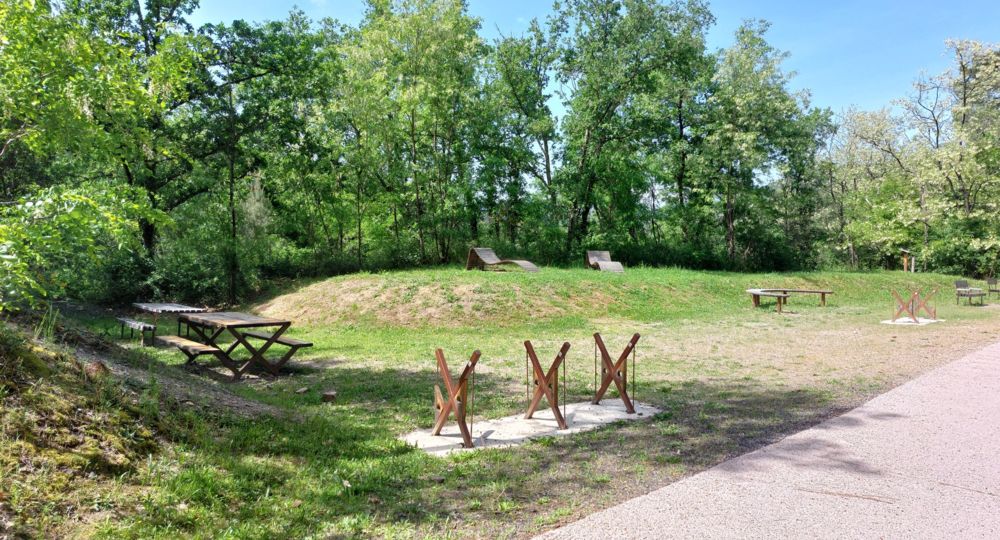 Tables de pique-nique sur la voie verte_Gagnières