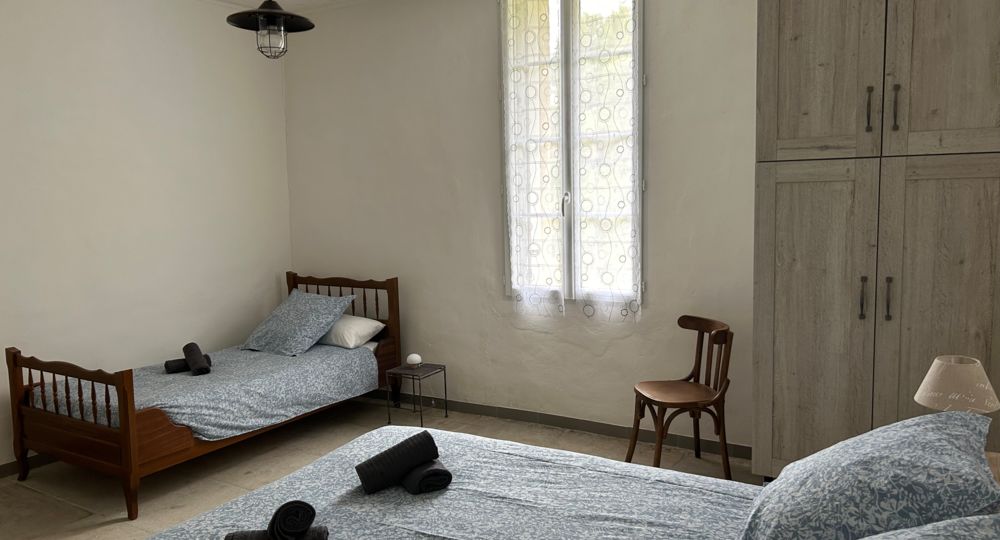 Chambre N° 1 - 1 lit en 140 cm x 200 cm et 1 lit en 90 cm.