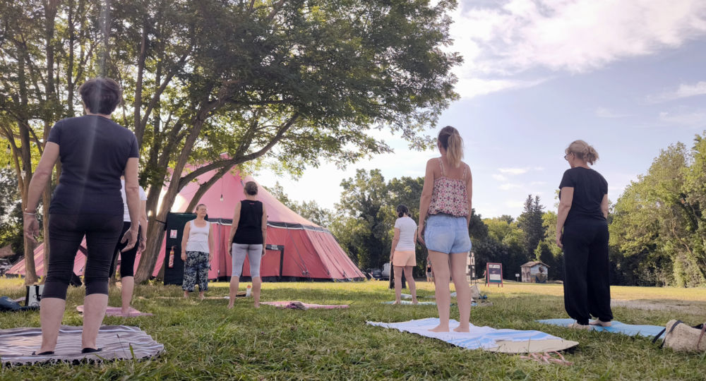 Séance de yoga sur le site de Villeneuve en Scène_Villeneuve-lez-Avignon