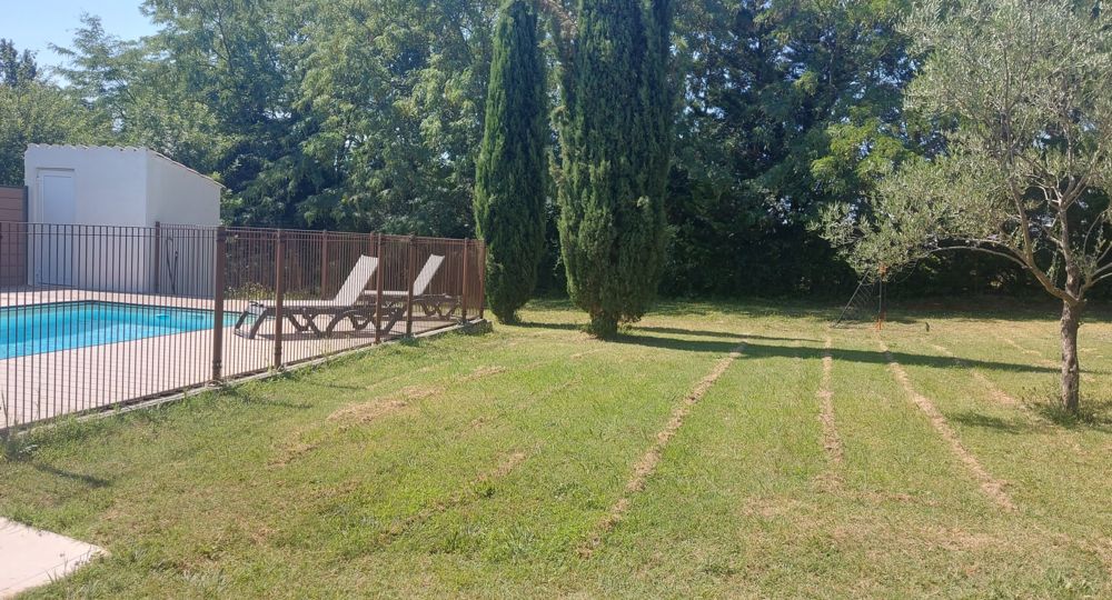 Espace piscine collective grand gite Mas de Roux