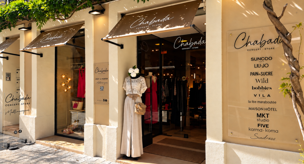 Façade de Chabada Concept Store, boutique de prêt-à-porter multimarques au coeur d'Aigues Mortes