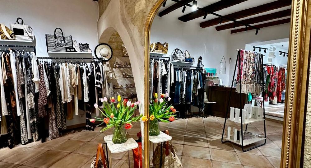 Découvrez l'univers de Chabada Concept Store à Aigues Mortes : un espace chaleureux et raffiné, dédié à une sélection de prêt-à-porter, chaussures et accessoires multimarques