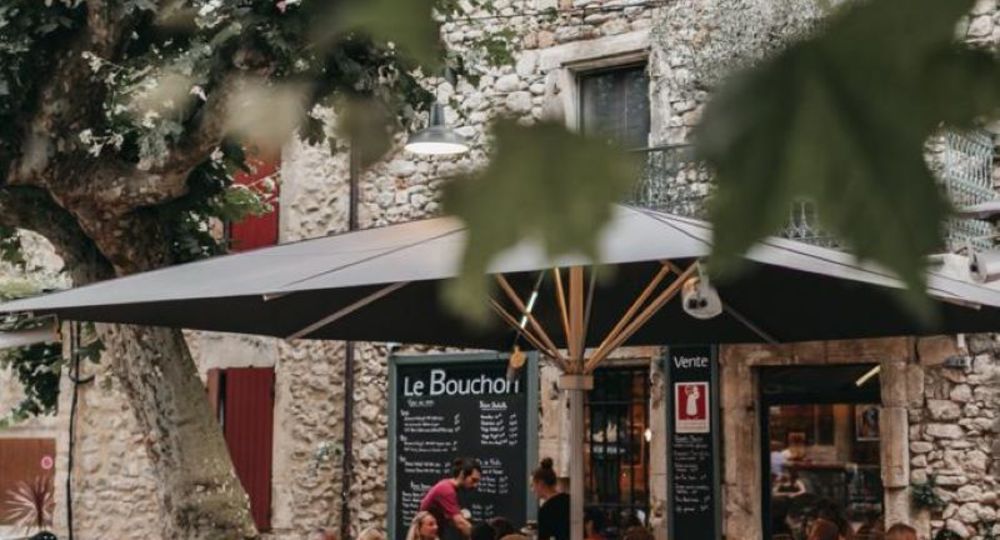 Terrasse sous les platanes