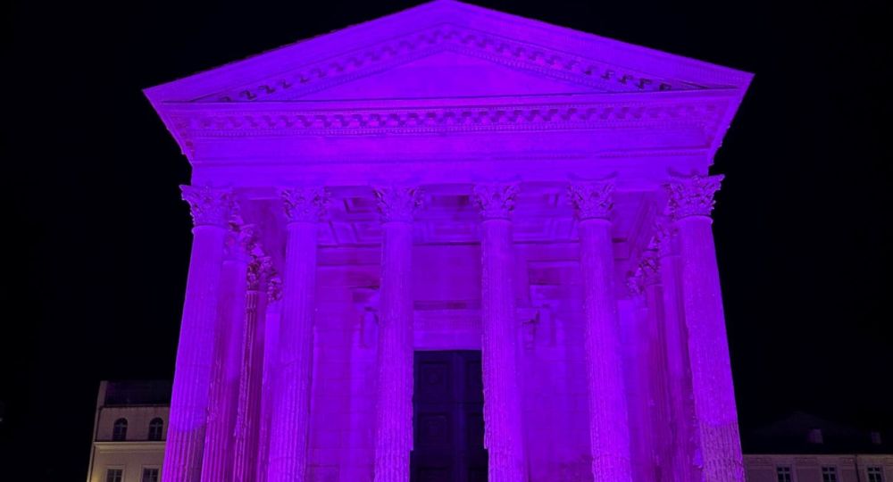 Illumination maison carrée octobre rose