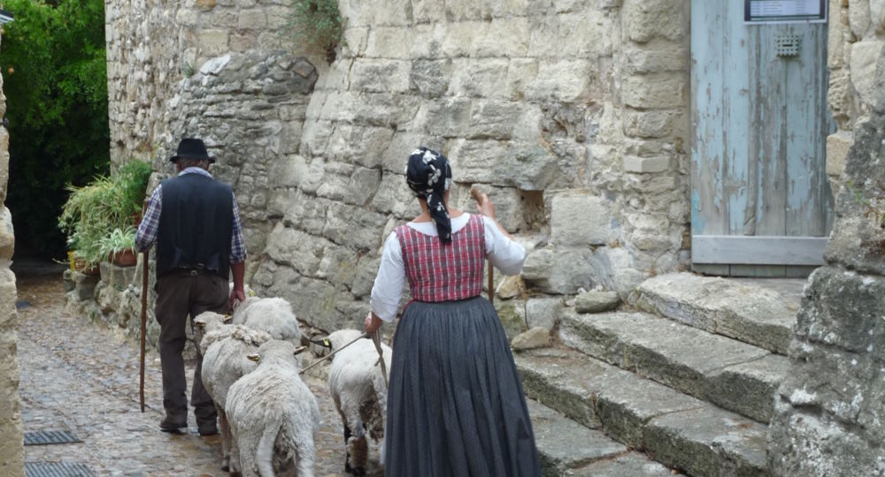 Animation dans les rues du vieux village_Les Angles