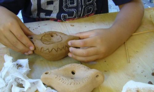 Fabrication de lampe &agrave; huile romaine au Mas des Tourelles